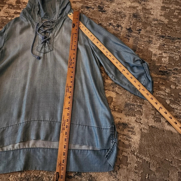 Chico's Zenergy chambray lace up hooded blue top. Roll tab sleeves. Size 3 -16/L - Picture 14 of 16